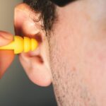 normy ochrony słuchu w pracy